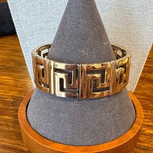 Gold stretch bracelet